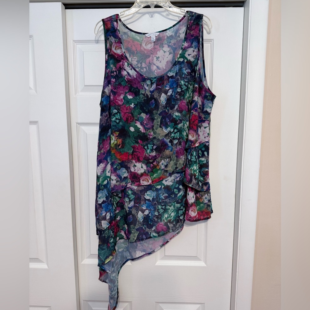 Boutique Floral Asymmetrical Hem Top - Size 2X